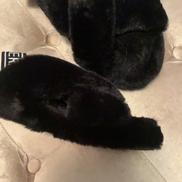 BCBG black furry slippers with elastic strap, new - Picture 5 of 7